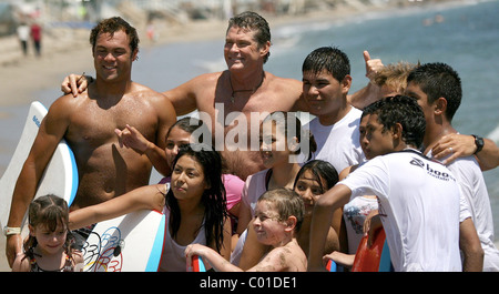 Baywatch star David Hasselhoff était de retour dans le groupe de travail de l'eau pour sa charité pour enseigner aux enfants les compétences du centre-ville de Banque D'Images