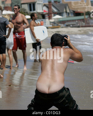 Photographe montrant ses fesses qu'il s'enclenche Baywatch star David Hasselhoff qui était de retour dans le groupe de travail de l'eau pour sa charité à Banque D'Images