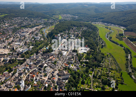 Vue aérienne, vallée de la Ruhr, Schlossstrasse, route avec castle ruins, Arnsberg, Nordrhein-Westfalen, Germany, Europe Banque D'Images