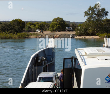 Ferry véhicule à Fraser Island, Queesnland. Banque D'Images