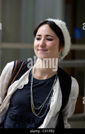 KT Tunstall laissant les studios de la BBC à Maida Vale. L'AC est vêtu d'un Tee shirt noir avec une tête de mort portant le logo, Banque D'Images