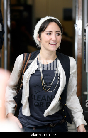 KT Tunstall laissant les studios de la BBC à Maida Vale. L'AC est vêtu d'un Tee shirt noir avec une tête de mort portant le logo, Banque D'Images