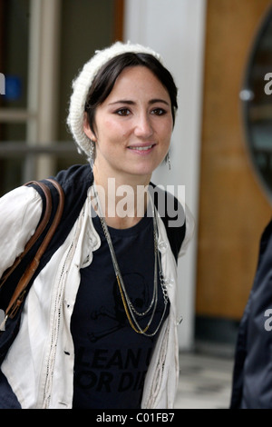 KT Tunstall laissant les studios de la BBC à Maida Vale. L'AC est vêtu d'un Tee shirt noir avec une tête de mort portant le logo, Banque D'Images