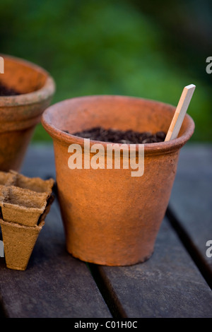 Pot en terre cuite et de plateaux sur une table de jardin Banque D'Images