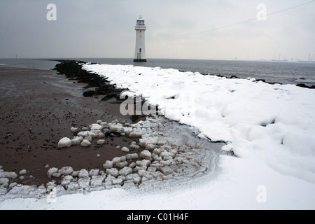 Nouveau phare de Brighton et la défense de la mer couverte de neige, l'épi de Wallasey, Wirral, Merseyside, Royaume-Uni Banque D'Images