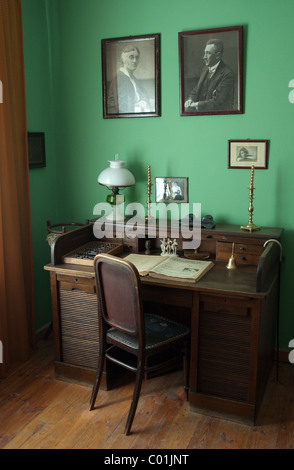 Un bureau classique avec des appareils comme chaise, lampe etc. tourné en manoir de Janowiec (lubelskie), Pologne. Banque D'Images