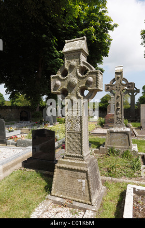 Croix Celtiques sur le cimetière, Monasterboice monastère, dans le comté de Louth, province de Leinster, République d'Irlande, Europe Banque D'Images