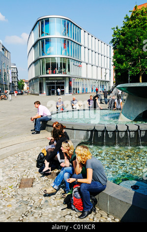 Les gens assis à une fontaine en face de la grand magasin Karstadt, suis Colère, Erfurt, Thuringe, Allemagne, Europe Banque D'Images