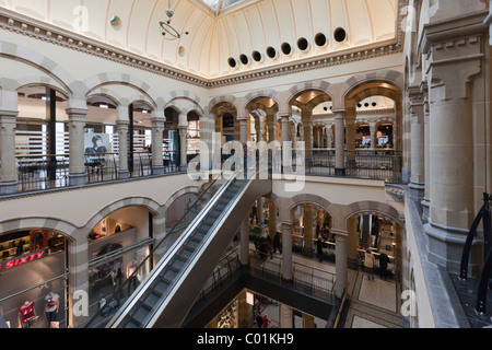 Arcades de la cour intérieure du centre commercial Magna Plaza dans l'ancien bâtiment de la poste principale Banque D'Images