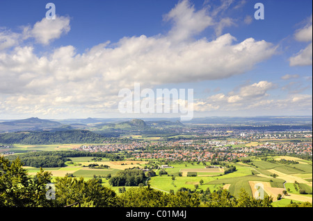 Vue de l'Hegau avec talons volcanique, de gauche, Hohenstoffeln, Hohenhewen, Hohentwiel et Hohenkraehen, à l'avant, la ville Banque D'Images