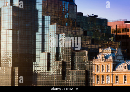 Architectures contrastées - anciennes et nouvelles - sur la rive nord de la Tamise, Londres, Angleterre. Banque D'Images