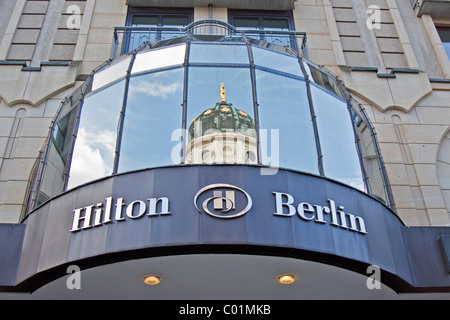 Hilton Hotel, Berlin, Cathédrale allemande reflète dans windows, Mitte, Berlin, Germany, Europe Banque D'Images