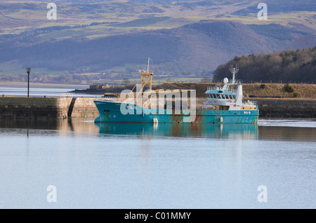 Drague moules Valente laissant Bangor port sur le détroit de Menai avec les collines de Snowdonia en arrière-plan Banque D'Images