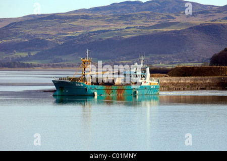 Drague moules Valente laissant Bangor port sur le détroit de Menai avec les contreforts de Snowdonia en arrière-plan Banque D'Images