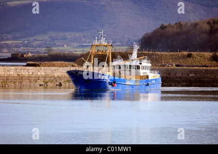 Drague moules Mare Gratia laissant Bangor port sur le détroit de Menai avec les contreforts de Snowdonia en arrière-plan Banque D'Images