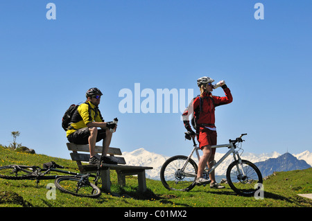 Mountain Bikers on Eggenalmkogel, les collines de l'alpage en face de l'Hohe Tauern, Reit im Winkl, Bavière Banque D'Images