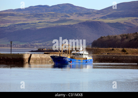 Drague moules Mare Gratia laissant Bangor port sur le détroit de Menai avec les contreforts de Snowdonia en arrière-plan Banque D'Images