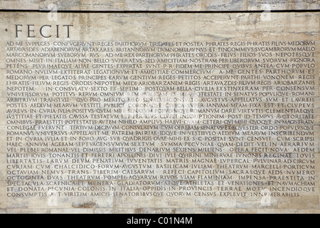 Inscription latine sur le mur de l'Ara Pacis Augustae museum de Rome, Italie Banque D'Images