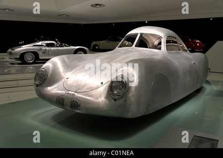 Type Porsche 64, construit en 1939, le Musée Porsche, Stuttgart, Bade-Wurtemberg, Allemagne, Europe Banque D'Images