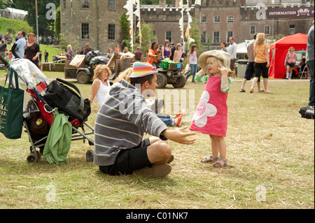 Père et fille jouer au Port Eliot Literary Festival St allemands Cornwall UK Banque D'Images