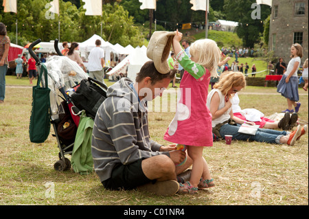 Père et fille jouer au Port Eliot Literary Festival St allemands Cornwall UK Banque D'Images