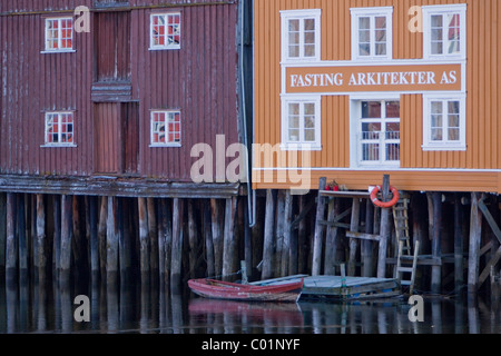 Maisons sur pilotis en bois coloré sur la rivière Nidelv, Trondheim, Norvège, Scandinavie, Europe Banque D'Images