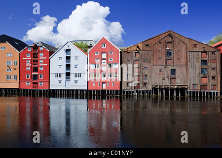 Maisons sur pilotis en bois coloré sur la rivière Nidelv, Trondheim, Norvège, Scandinavie, Europe Banque D'Images