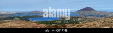 Vue panoramique à partir de Diamond Hill sur Letterfrack et Ballynakill Harbour, le Parc National du Connemara, comté , République d'Irlande Banque D'Images