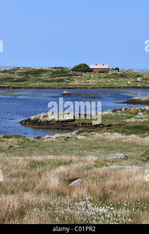 Lac et maison de campagne près de Cleggan, Connemara, comté de Galway, en République d'Irlande, Europe Banque D'Images