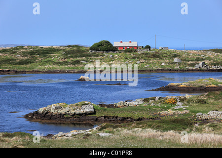 Lac et maison de campagne près de Cleggan, Connemara, comté de Galway, en République d'Irlande, Europe Banque D'Images