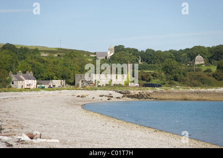 À l'Est de l''Anglesey sentier littoral près de l'église prieurale Penmon à Beaumaris Banque D'Images