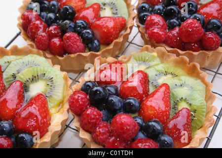 Tartelettes aux fruits reposant sur un bac de refroidissement après avoir été vitrage Banque D'Images