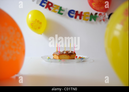 Gâteau d'anniversaire, ballons, décorations, fête d'anniversaire de l'enfant Banque D'Images