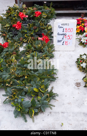 Des couronnes de houx de Noël pour la vente au Royaume-Uni Banque D'Images