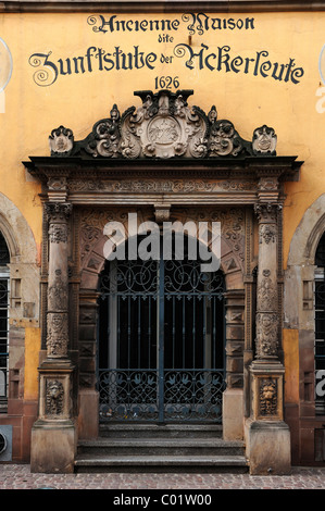 Ancienne porte de la Zunftstube fuer Ackerleute guilg haus à partir de 1626, rue Vauban 7, Colmar, Alsace, France, Europe Banque D'Images