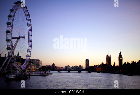 London Eye, Big Ben et les chambres du parlement, au crépuscule Banque D'Images