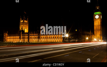 Des sentiers de lumière devant les maisons du parlement à Londres Banque D'Images