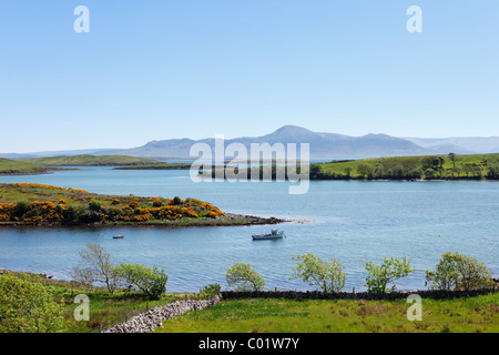 Vue depuis plus Rosturk Clew Bay, en regardant vers la montagne Croagh Patrick, , le Connacht province, République d'Irlande, Europe Banque D'Images