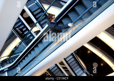 Escaliers mécaniques au centre commercial MyZeil, Frankfurt am Main, Hesse, Germany, Europe Banque D'Images