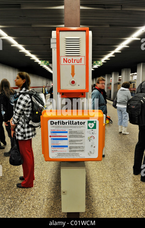 Téléphone d'urgence et le défibrillateur à la gare principale, la gare centrale, Munich, Bavaria, Germany, Europe Banque D'Images