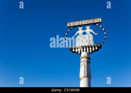 Panneau du village Biddenden, Kent, UK. Mary Eliza et Chalkhurst, jumeaux siamois, sont nés à Cranbrook en 1100. Banque D'Images