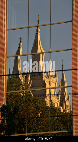 Reflet dans un immeuble de bureaux, Temple de l'Église de Jésus-Christ des Saints des Derniers Jours, l'église des Mormons, Temple Square Banque D'Images