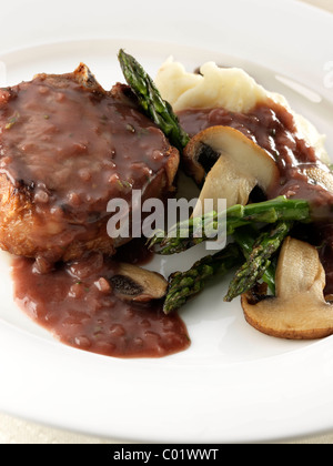 Côtelettes d'agneau aux asperges champignons et purée de pommes de terre Banque D'Images