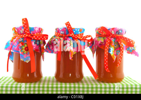 Confiture d'abricots en pots de verre de rang Banque D'Images