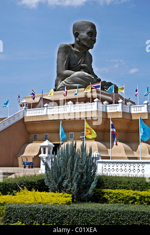 La statue géante du moine vénéré Luang Pu Thuat à Wat Huay Mongkol Hua Hin Thaïlande Asie mesurant environ 31,5 pieds de hauteur. Banque D'Images