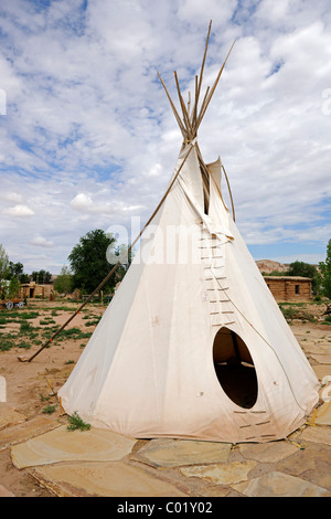 Réplique d'une tente d'Indiens du SEI, Bluff, Utah, USA, Amérique du Nord Banque D'Images