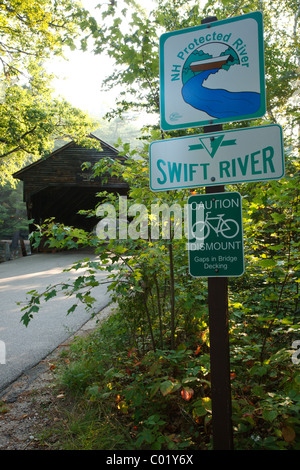 Pont couvert d'Albany qui traverse la rivière Swift à Albany, New Hampshire, USA juste à côté de l'autoroute Kancamagus. Banque D'Images