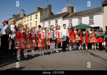 Les enfants en costume traditionnel avec Neo-Celtic motivations pour un événement avec la danse irlandaise à la ville, équitable, Birr Offaly, Midlands Banque D'Images