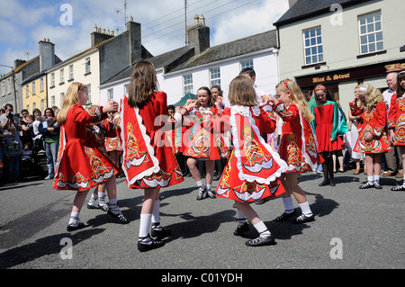 Les enfants en costume traditionnel avec Neo-Celtic motivations pour un événement avec la danse irlandaise à la ville, équitable, Birr Offaly, Midlands Banque D'Images