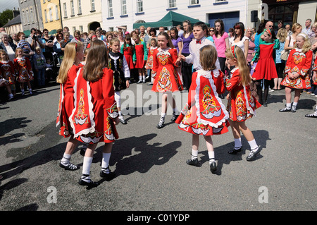 Les enfants en costume traditionnel avec Neo-Celtic motivations pour un événement avec la danse irlandaise à la ville, équitable, Birr Offaly, Midlands Banque D'Images